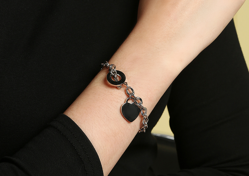 Lắc tay x&iacute;ch to lồng h&igrave;nh tr&ograve;n v&agrave; đ&iacute;nh tr&aacute;i tim